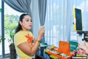 解梦软件泰国主播品三亚榴莲：“尝到了家乡味”