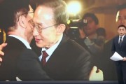 解梦软件李明博、朴槿惠给金文洙打气 鼓励其争取赢得韩国大选