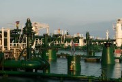 解梦软件国际油价周二收高 地缘政治担忧与美元走弱双重支撑